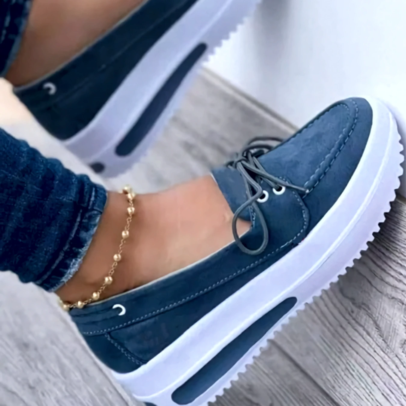 Scarpe da donna - Mocassini slip-on - Suola con plateau - Dettaglio allacciatura casual