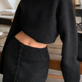 Completo due pezzi corto e aderente in maglia con scollo rotondo