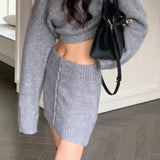 Completo due pezzi corto e aderente in maglia con scollo rotondo