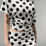 Completo due pezzi con top a pois e maniche a pipistrello