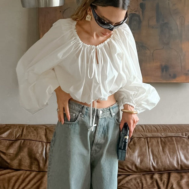 Elegante camicetta con scollo rotondo e coulisse in vita