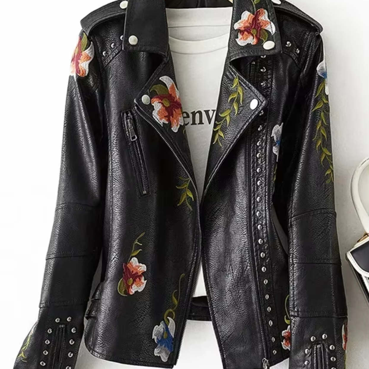 Giacca in pelle da donna – Taglio aderente – Ricamo floreale – Stile biker con borchie