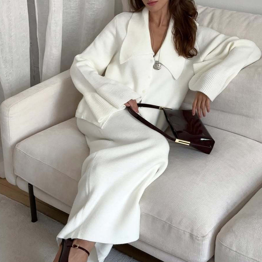 Completo due pezzi con cardigan rosa con maniche a campana e colletto polo e gonna dritta