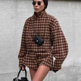 Completo due pezzi con giacca con zip e pantaloncini in pied de poule vintage