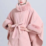 Cappotto a mantella in misto lana con collo in pelliccia e cravatta in maglia