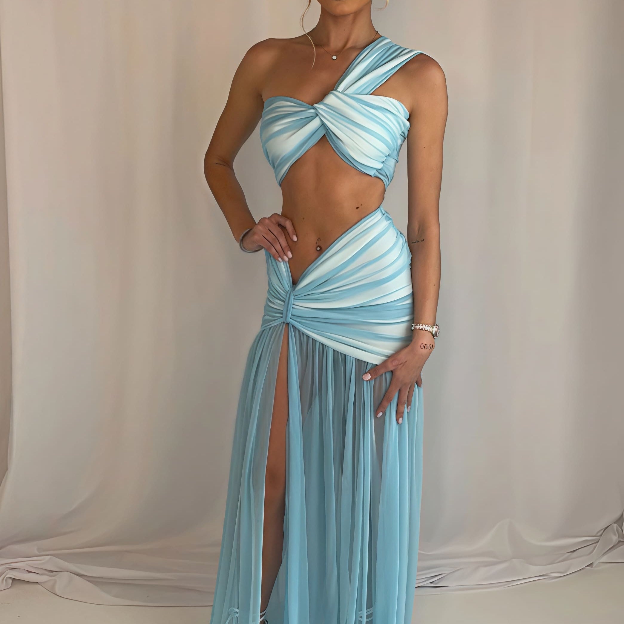 Completo bikini sexy con top in rete e gonna aderente