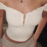 Camicetta attillata con spalle scoperte e motivo Henley in stile retrò con perle