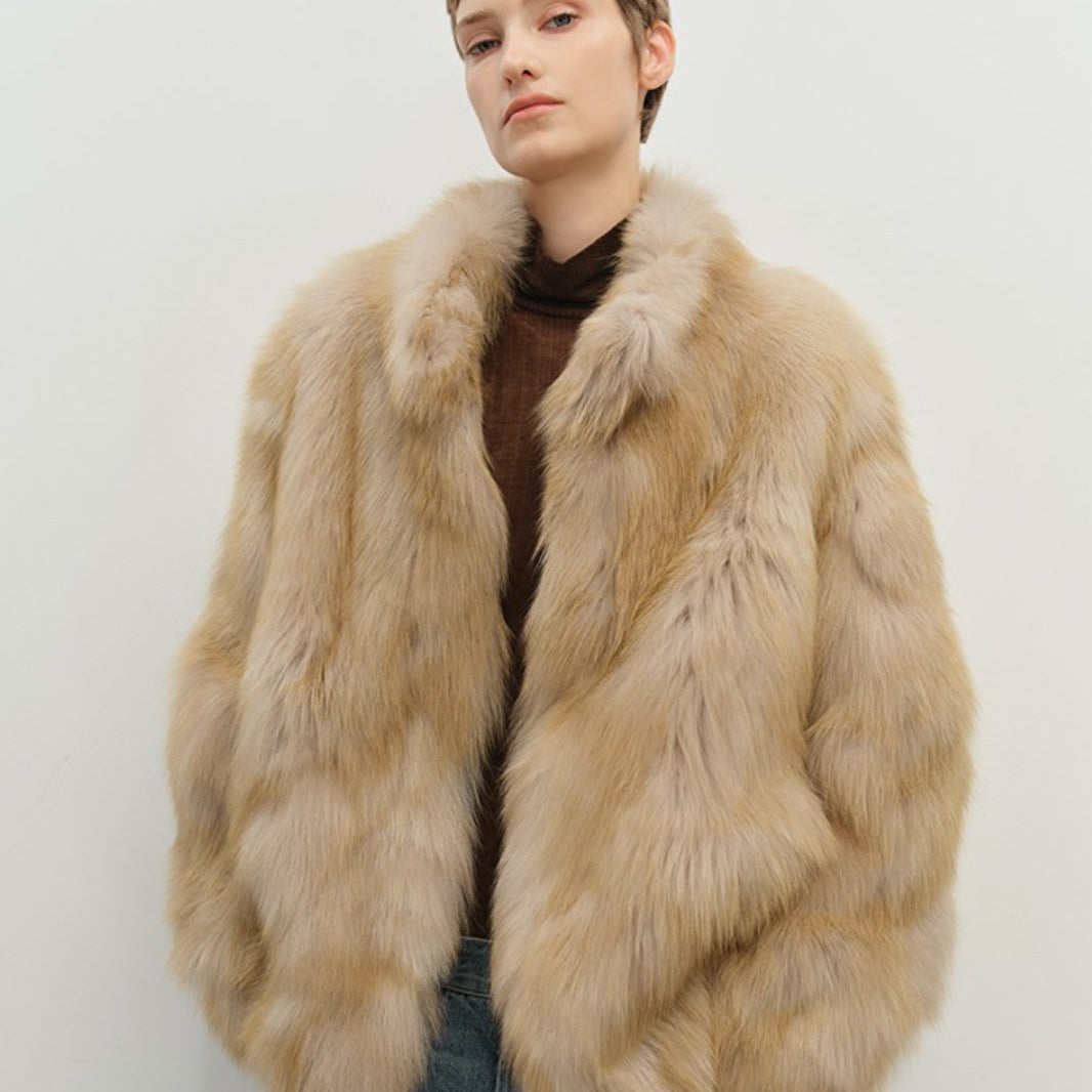 Cappotto minimalista in pelliccia sintetica di media lunghezza con collo alto
