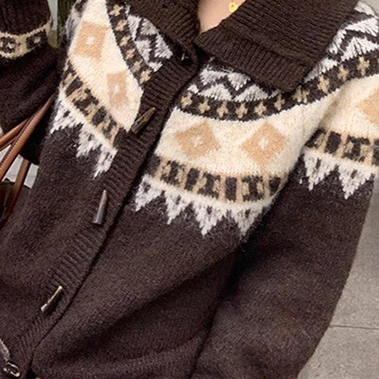 Cardigan retrò in maglia larga con bottoni in corno e colletto jacquard