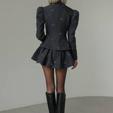 Completo due pezzi con blazer ricamato con cintura in vita e minigonna