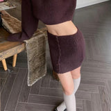 Completo due pezzi corto e aderente in maglia con scollo rotondo