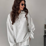 Completo due pezzi con felpa con cappuccio e mezza zip e stampa di lettere, pantaloni larghi e dritti