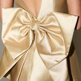 Elegante miniabito a vita alta con scollo quadrato e schiena scoperta