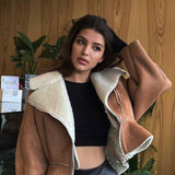 Cappotto chic in pelle con cerniera strana e pelliccia