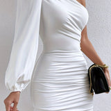 Mini abito asimmetrico in seta di latte con spalle scoperte e arricciature