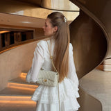 Completo due pezzi con scollo a lupetto in pizzo vintage e gonna a balze