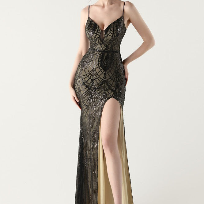 Abito lungo a sirena con scollo a V e spalline incrociate in paillettes