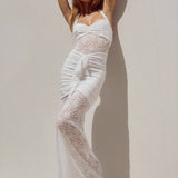 Abito lungo aderente con spacco alto, senza spalline, in pizzo trasparente e patchwork