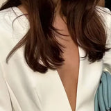 Completo da ufficio in due pezzi con blazer e pantaloni bianchi con scollo a V profondo