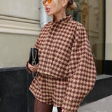 Completo due pezzi con giacca con zip e pantaloncini in pied de poule vintage