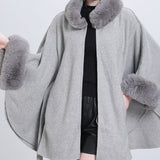 Cappotto a mantella in misto lana con collo in pelliccia e cravatta in maglia