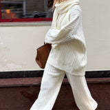 Maglione a coste con scollo a V e pantaloni dal taglio rilassato, set da due pezzi