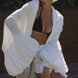 Completo due pezzi con cravatta e ritaglio ampio