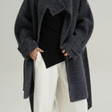 Cappotto a collo alto in lana calda e ampia, elegante e solido