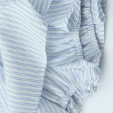 Completo con camicia a maniche lunghe a righe e minigonna con vita alta e nodo