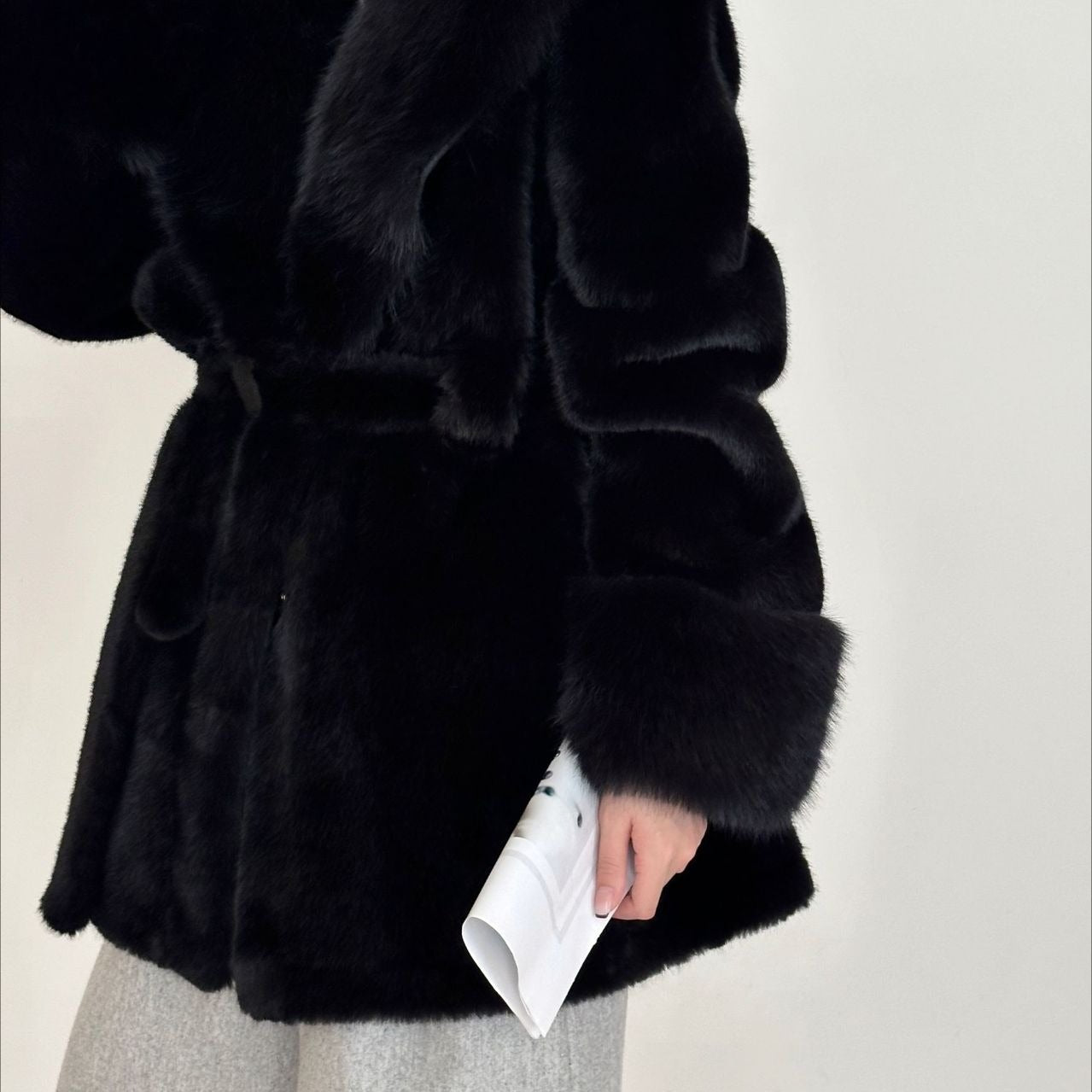 Cappotto in pelliccia sintetica di media lunghezza con collo a tacca e cintura annodata