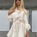 Elegante mini abito chic con cintura in vita