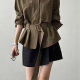 Camicetta vintage a maniche lunghe con cintura e cintura in vita