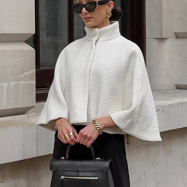 Elegante cappotto corto a mantella con collo alto e tinta unita