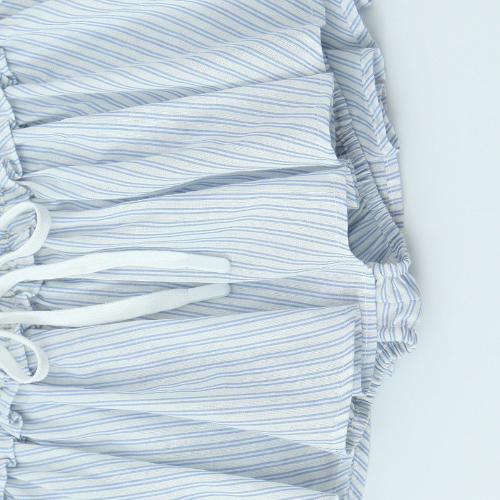 Completo con camicia a maniche lunghe a righe e minigonna con vita alta e nodo