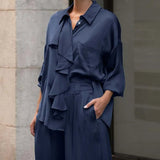 Completo da ufficio in due pezzi con camicia e pantaloni arricciati in raso blu