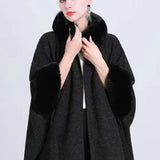 Cappotto a mantella in misto lana con collo in pelliccia e cravatta in maglia