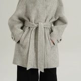 Cappotto a collo alto in lana calda e ampia, elegante e solido