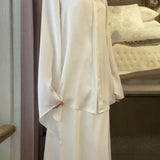 Completo due pezzi con camicetta in raso vintage e gonna aderente