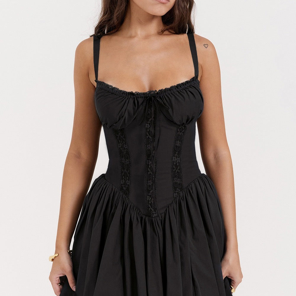 Mini abito sexy con spalline sottili in pizzo e cintura in vita