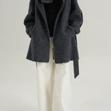 Cappotto a collo alto in lana calda e ampia, elegante e solido