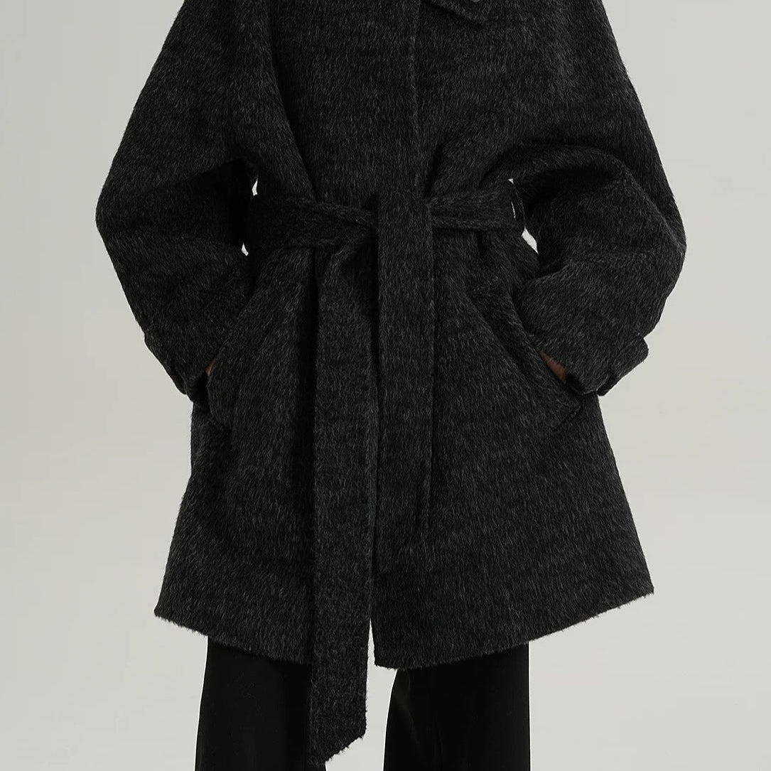 Cappotto a collo alto in lana calda e ampia, elegante e solido