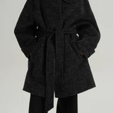 Cappotto a collo alto in lana calda e ampia, elegante e solido