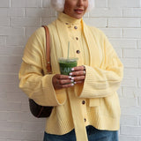 Cardigan in maglia a coste gialle con scollo rotondo