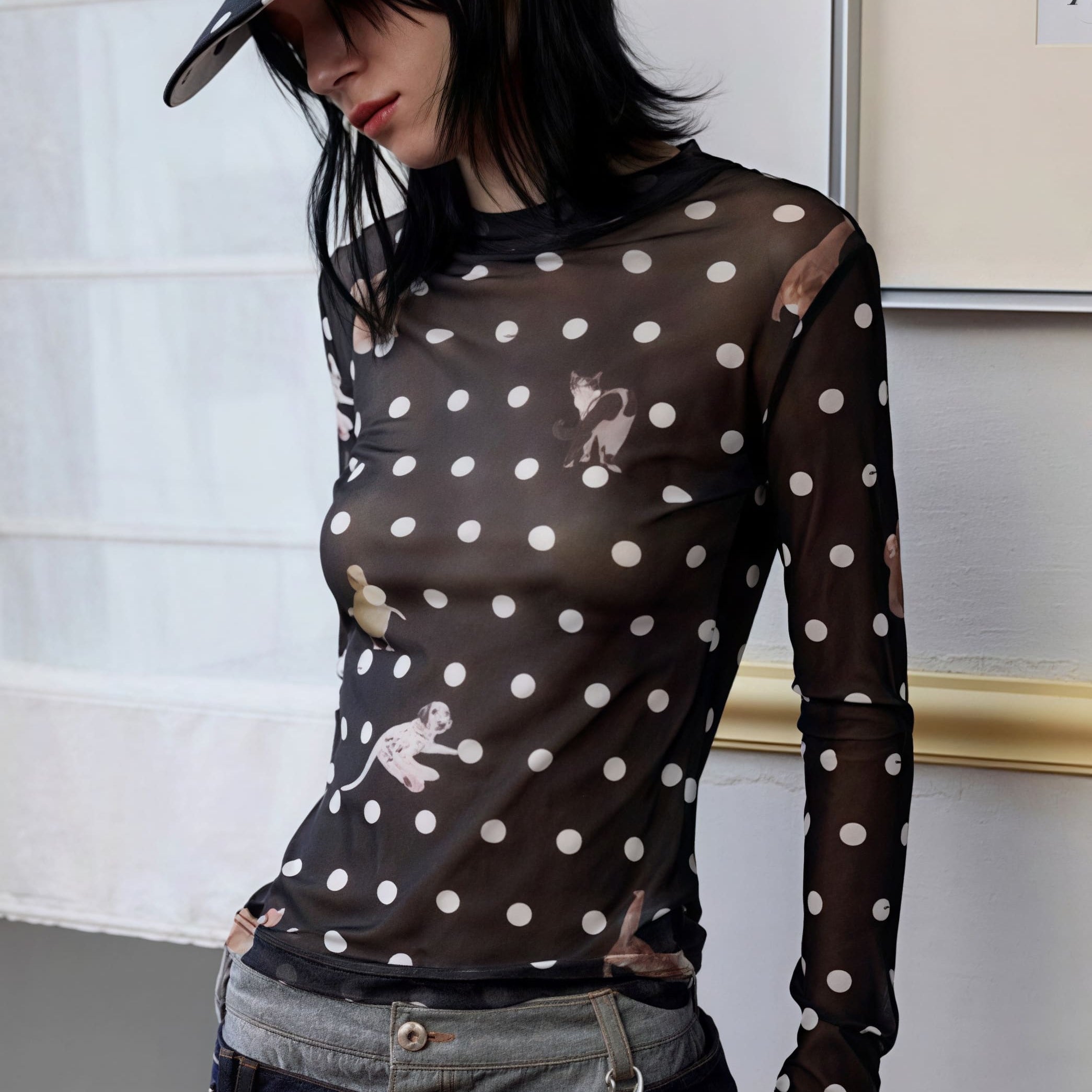 Blusa corta slim fit con stampa animalier