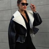 Cappotto chic in pelle con cerniera strana e pelliccia