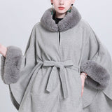 Cappotto a mantella in misto lana con collo in pelliccia e cravatta in maglia