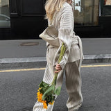 Maglione a coste con scollo a V e pantaloni dal taglio rilassato, set da due pezzi