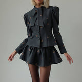 Completo due pezzi con blazer ricamato con cintura in vita e minigonna