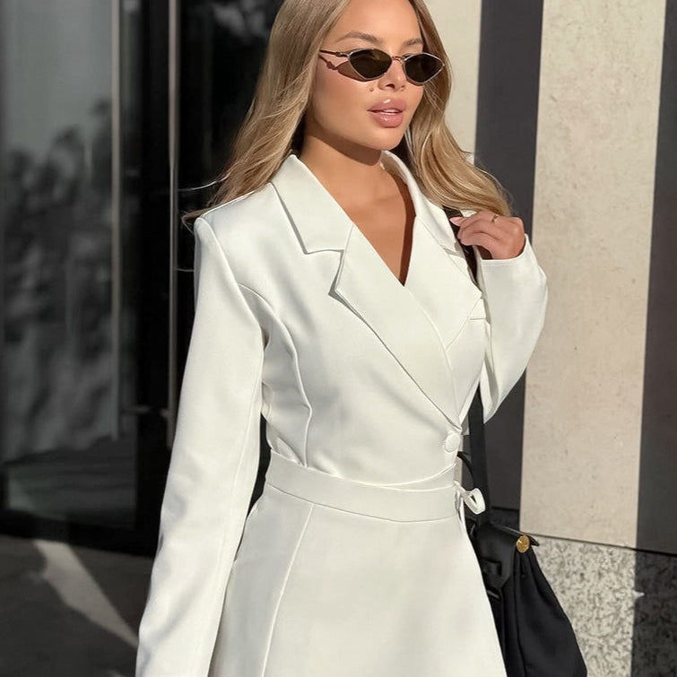 Blazer elegante con fiocco in vita aderente