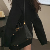 Completo due pezzi corto e aderente in maglia con scollo rotondo